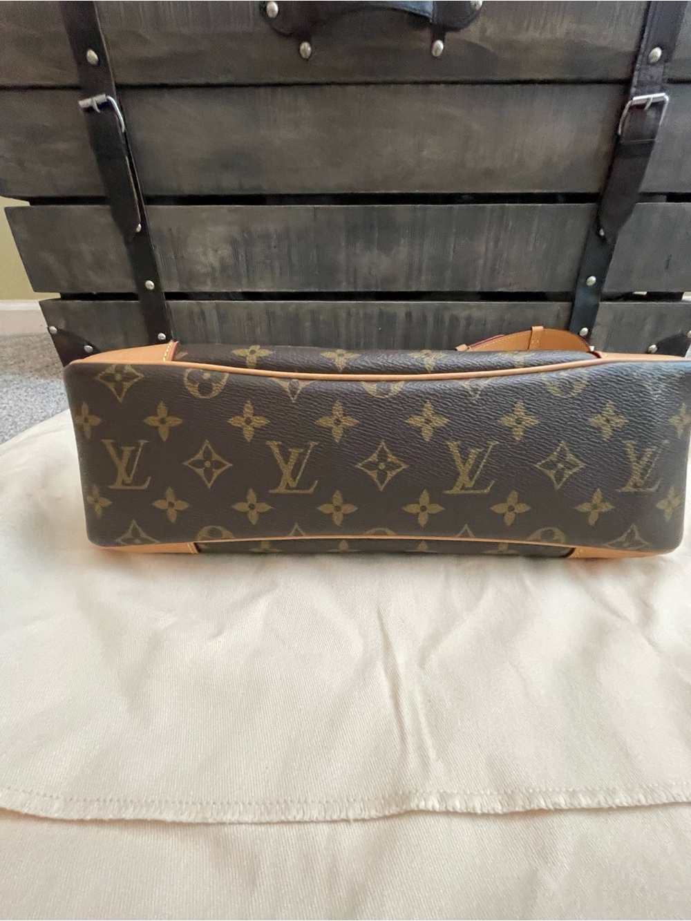 Louis Vuitton Odeon MM - Brown Monogram Shoulder Bag with Natural Vachetta Strap - Picture 5 of 16